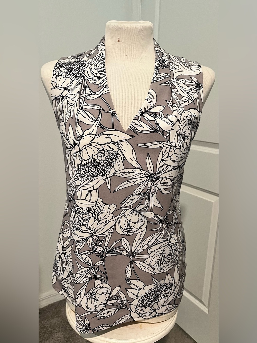 Ann Taylor Beige and White Sleeveless Printed Blouse